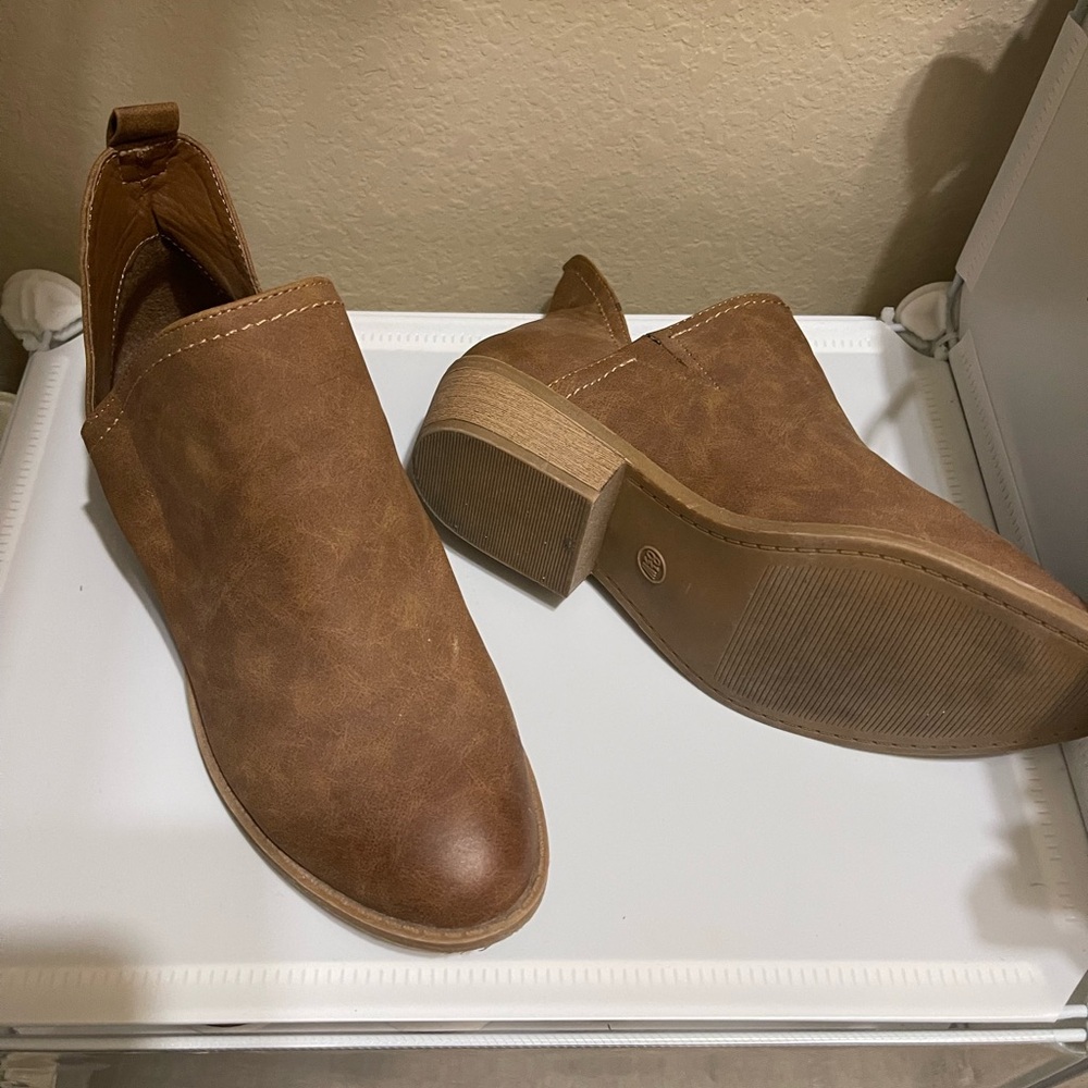 Universal threads boots